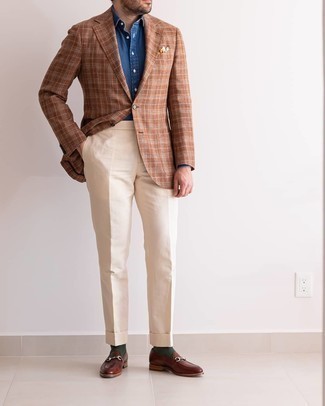 Braunes Sakko mit Schottenmuster kombinieren – 379 Herren Outfits: Erwägen Sie das Tragen von einem braunen Sakko mit Schottenmuster und einer hellbeige Anzughose, um vor Klasse und Perfektion zu strotzen. Braune Leder Slipper sind eine perfekte Wahl, um dieses Outfit zu vervollständigen.