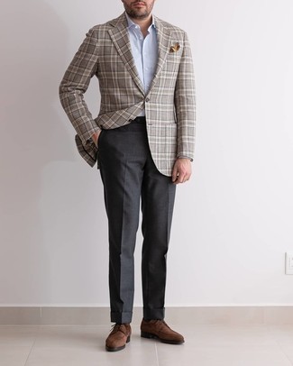 Hellbeige Einstecktuch kombinieren – 351 Elegante Herren Outfits warm Wetter: Kombinieren Sie ein graues Sakko mit Schottenmuster mit einem hellbeige Einstecktuch für einen entspannten Wochenend-Look. Vervollständigen Sie Ihr Outfit mit braunen Wildleder Derby Schuhen, um Ihr Modebewusstsein zu zeigen.
