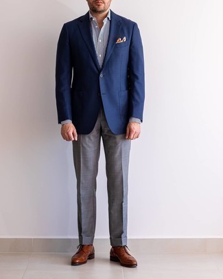 Welche Brogues mit dunkelblauen Sakkos zu tragen – 102 Sommer Herren Outfits: Entscheiden Sie sich für einen klassischen Stil in einem dunkelblauen Sakko und einer grauen Anzughose. Brogues liefern einen wunderschönen Kontrast zu dem Rest des Looks. Das Outfit ist mega und passt toll zum Sommer.