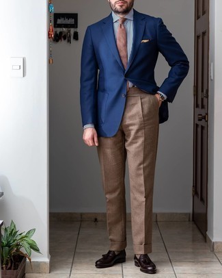 Wie braune Anzughose mit rotbrauner Leder Slipper zu kombinieren – 162 Herren Outfits: Tragen Sie ein dunkelblaues Sakko und eine braune Anzughose für einen stilvollen, eleganten Look. Ergänzen Sie Ihr Look mit rotbraunen Leder Slippern.