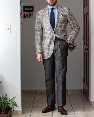 Wie dunkelgraues Sakko mit grauer Anzughose zu kombinieren – 394 Herren Outfits: Kombinieren Sie ein dunkelgraues Sakko mit einer grauen Anzughose, um vor Klasse und Perfektion zu strotzen. Komplettieren Sie Ihr Outfit mit dunkelbraunen Leder Slippern.