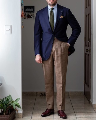 30 Jährige: Graue Uhr kombinieren – 500+ Elegante Herren Outfits: Für ein bequemes Couch-Outfit, kombinieren Sie ein dunkelblaues Sakko mit einer grauen Uhr. Fühlen Sie sich ideenreich? Wählen Sie dunkelroten Leder Derby Schuhe.