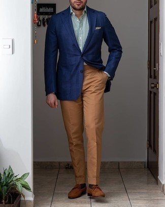 Rotbraune Anzughose kombinieren – 500+ Elegante Herren Outfits: Kombinieren Sie ein dunkelblaues Sakko mit Schottenmuster mit einer rotbraunen Anzughose für eine klassischen und verfeinerte Silhouette. Braune Wildleder Slipper sind eine großartige Wahl, um dieses Outfit zu vervollständigen.