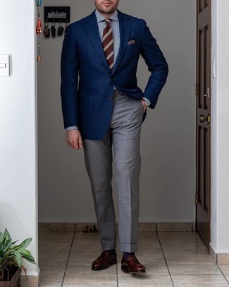Braune horizontal gestreifte Krawatte kombinieren – 172 Herren Outfits: Kombinieren Sie ein dunkelblaues Sakko mit einer braunen horizontal gestreiften Krawatte für einen stilvollen, eleganten Look. Dunkelbraune Leder Slipper sind eine ideale Wahl, um dieses Outfit zu vervollständigen.