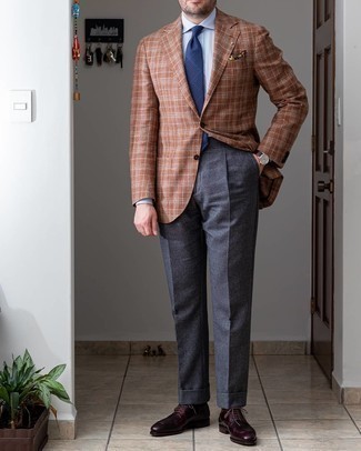 Dunkelgraue Anzughose kombinieren – 1200+ Herren Outfits: Erwägen Sie das Tragen von einem braunen Sakko mit Schottenmuster und einer dunkelgrauen Anzughose für einen stilvollen, eleganten Look. Dunkelrote Leder Derby Schuhe fügen sich nahtlos in einer Vielzahl von Outfits ein.