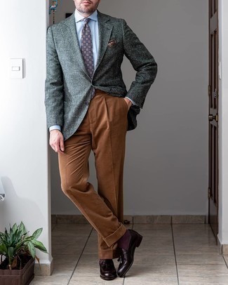 Dunkelbraunes bedrucktes Einstecktuch kombinieren – 120 Elegante Herren Outfits: Für ein bequemes Couch-Outfit, kombinieren Sie ein dunkelgrünes Sakko mit einem dunkelbraunen bedruckten Einstecktuch. Putzen Sie Ihr Outfit mit dunkelbraunen Leder Slippern mit Quasten.