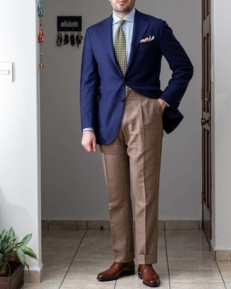 dunkelblaues Sakko, hellblaues Businesshemd, braune Anzughose, braune Chukka-Stiefel aus Leder für Herren