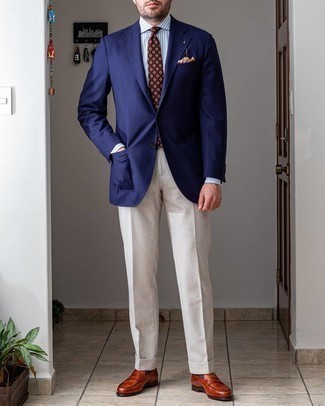 Rotbraune Leder Slipper kombinieren – 500+ Herren Outfits: Machen Sie sich mit einem dunkelblauen Sakko und einer weißen Anzughose einen verfeinerten, eleganten Stil zu Nutze. Ergänzen Sie Ihr Look mit rotbraunen Leder Slippern.