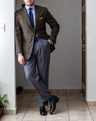 Wie dunkelbraune Leder Slipper mit braunen Sakkos zu kombinieren – 306 Herren Outfits: Kombinieren Sie ein braunes Sakko mit einer dunkelgrauen Wollanzughose für eine klassischen und verfeinerte Silhouette. Dunkelbraune Leder Slipper sind eine kluge Wahl, um dieses Outfit zu vervollständigen.