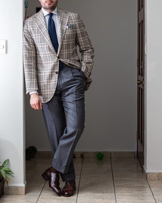 Dunkelbraune Doppelmonks aus Leder kombinieren – 477 Sommer Herren Outfits: Entscheiden Sie sich für ein graues Sakko mit Schottenmuster und eine dunkelgraue Anzughose, um vor Klasse und Perfektion zu strotzen. Ergänzen Sie Ihr Look mit dunkelbraunen Doppelmonks aus Leder. Dieser Look ist wunderbar für den Sommer geeignet.