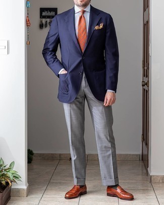 Wie dunkelblaues Sakko mit brauner Leder Slipper zu kombinieren – 492 Herren Outfits: Paaren Sie ein dunkelblaues Sakko mit einer grauen Anzughose für einen stilvollen, eleganten Look. Braune Leder Slipper sind eine kluge Wahl, um dieses Outfit zu vervollständigen.