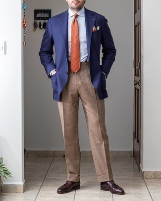 Wie Sakko mit Derby Schuhe zu kombinieren – 496 Elegante Herren Outfits: Kombinieren Sie ein Sakko mit einer beige Anzughose für eine klassischen und verfeinerte Silhouette. Derby Schuhe fügen sich nahtlos in einer Vielzahl von Outfits ein.