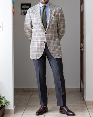 30 Jährige: Welche Derby Schuhe mit grauen Sakkos zu tragen – 28 Elegante Sommer Herren Outfits: Geben Sie den bestmöglichen Look ab in einem grauen Sakko und einer dunkelgrauen Anzughose. Derby Schuhe sind eine kluge Wahl, um dieses Outfit zu vervollständigen. Ein insgesamt sehr schöner Sommer-Look.