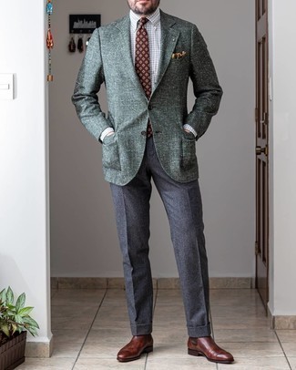 Dunkelbraune bedruckte Krawatte kombinieren – 274 Herren Outfits: Entscheiden Sie sich für ein dunkelgrünes Wollsakko und eine dunkelbraune bedruckte Krawatte, um vor Klasse und Perfektion zu strotzen. Dunkelbraune Chelsea Boots aus Leder sind eine perfekte Wahl, um dieses Outfit zu vervollständigen.