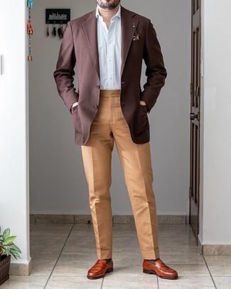 Dunkelgrüne Socken kombinieren – 217 Elegante Herren Outfits: Für ein bequemes Couch-Outfit, tragen Sie ein braunes Sakko und dunkelgrünen Socken. Setzen Sie bei den Schuhen auf die klassische Variante mit rotbraunen Leder Slippern.
