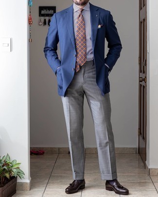 Wie dunkelblaues Sakko mit grauer Anzughose zu kombinieren – 432 Sommer Herren Outfits: Entscheiden Sie sich für ein dunkelblaues Sakko und eine graue Anzughose für einen stilvollen, eleganten Look. Komplettieren Sie Ihr Outfit mit dunkelbraunen Leder Slippern mit Quasten. Dieses Outfit ist sehr gut für den Sommer geeignet.
