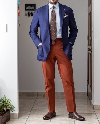 Dunkelbraunes bedrucktes Einstecktuch kombinieren – 120 Elegante Herren Outfits: Für ein bequemes Couch-Outfit, kombinieren Sie ein dunkelblaues Sakko mit einem dunkelbraunen bedruckten Einstecktuch. Vervollständigen Sie Ihr Outfit mit dunkelbraunen Chelsea Boots aus Leder, um Ihr Modebewusstsein zu zeigen.