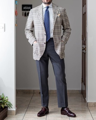 Graues Sakko kombinieren – 500+ Sommer Herren Outfits: Paaren Sie ein graues Sakko mit einer dunkelgrauen Anzughose, um vor Klasse und Perfektion zu strotzen. Komplettieren Sie Ihr Outfit mit dunkelroten Leder Derby Schuhen. Ein schöner Sommer-Look.
