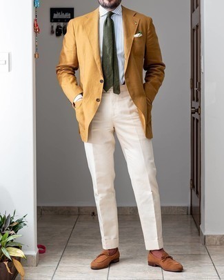 Dunkelbraune Wildleder Slipper kombinieren – 500+ Elegante Herren Outfits: Machen Sie sich mit einem rotbraunen Sakko und einer weißen Anzughose einen verfeinerten, eleganten Stil zu Nutze. Dunkelbraune Wildleder Slipper sind eine perfekte Wahl, um dieses Outfit zu vervollständigen.