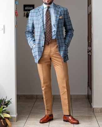 30 Jährige: Dunkelbraune Krawatte kombinieren – 500+ Herren Outfits: Kombinieren Sie ein hellblaues Sakko mit Schottenmuster mit einer dunkelbraunen Krawatte, um vor Klasse und Perfektion zu strotzen. Ergänzen Sie Ihr Look mit rotbraunen Leder Slippern.