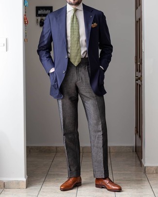 Dunkelblaues Sakko kombinieren – 500+ Herren Outfits: Erwägen Sie das Tragen von einem dunkelblauen Sakko und einer dunkelgrauen Leinen Anzughose, um vor Klasse und Perfektion zu strotzen. Braune Leder Brogues verleihen einem klassischen Look eine neue Dimension.