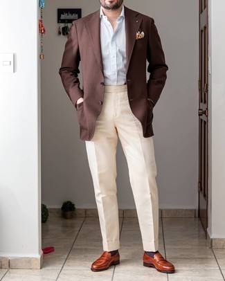 Weißes und rotes und dunkelblaues Einstecktuch kombinieren – 283 Elegante Herren Outfits: Erwägen Sie das Tragen von einem braunen Sakko und einem weißen und roten und dunkelblauen Einstecktuch für einen entspannten Wochenend-Look. Entscheiden Sie sich für rotbraunen Leder Slipper, um Ihr Modebewusstsein zu zeigen.