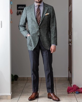 dunkelgrünes Sakko, weißes und dunkelblaues vertikal gestreiftes Businesshemd, dunkelgraue Anzughose, braune Chukka-Stiefel aus Leder für Herren