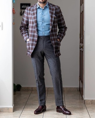 Wie dunkelgraue Wollanzughose mit hellblauen Businesshemdes zu kombinieren – 96 Herren Outfits: Tragen Sie ein hellblaues Businesshemd und eine dunkelgraue Wollanzughose für einen stilvollen, eleganten Look. Wenn Sie nicht durch und durch formal auftreten möchten, ergänzen Sie Ihr Outfit mit dunkelroten Leder Derby Schuhen.
