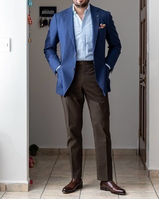 Dunkelblaues Sakko kombinieren – 500+ Herren Outfits: Kombinieren Sie ein dunkelblaues Sakko mit einer dunkelbraunen Anzughose, um vor Klasse und Perfektion zu strotzen. Suchen Sie nach leichtem Schuhwerk? Komplettieren Sie Ihr Outfit mit dunkelbraunen Chelsea Boots aus Leder für den Tag.
