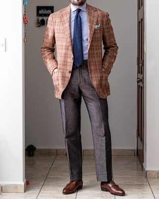 Hellblaues bedrucktes Einstecktuch kombinieren – 68 Herren Outfits: Entscheiden Sie sich für Komfort in einem braunen Sakko mit Schottenmuster und einem hellblauen bedruckten Einstecktuch. Wählen Sie braunen Doppelmonks aus Leder, um Ihr Modebewusstsein zu zeigen.