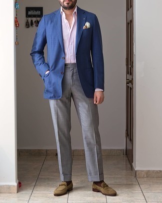Blaues Sakko mit Schottenmuster kombinieren – 356 Herren Outfits: Tragen Sie ein blaues Sakko mit Schottenmuster und eine graue Anzughose für einen stilvollen, eleganten Look. Olivgrüne Wildleder Slipper fügen sich nahtlos in einer Vielzahl von Outfits ein.