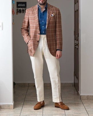 30 Jährige: Braunes Sakko kombinieren – 500+ Herren Outfits: Tragen Sie ein braunes Sakko und eine weiße Anzughose, um vor Klasse und Perfektion zu strotzen. Braune Wildleder Slipper sind eine kluge Wahl, um dieses Outfit zu vervollständigen.