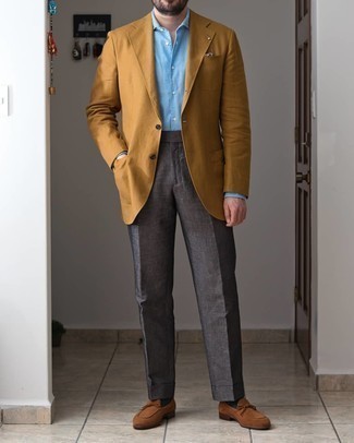 Graue Leinen Anzughose kombinieren – 1 Herren Outfits: Kombinieren Sie ein rotbraunes Sakko mit einer grauen Leinen Anzughose für einen stilvollen, eleganten Look. Vervollständigen Sie Ihr Look mit braunen Wildleder Slippern.