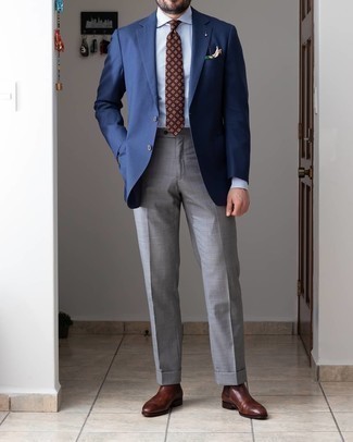 Dunkelbraune bedruckte Krawatte kombinieren – 274 Herren Outfits: Paaren Sie ein dunkelblaues Sakko mit einer dunkelbraunen bedruckten Krawatte für einen stilvollen, eleganten Look. Ergänzen Sie Ihr Look mit dunkelbraunen Chelsea Boots aus Leder.