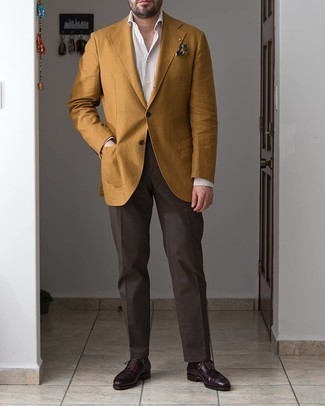 Gelbes Sakko kombinieren – 26 Elegante Sommer Herren Outfits: Paaren Sie ein gelbes Sakko mit einer dunkelbraunen Anzughose für eine klassischen und verfeinerte Silhouette. Dunkelrote Leder Derby Schuhe fügen sich nahtlos in einer Vielzahl von Outfits ein. Schon haben wir ein trendiges Outfit im Sommer.