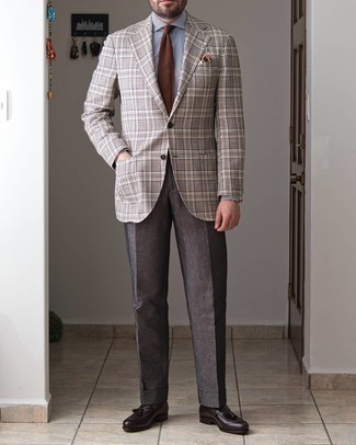 Braune Strick Krawatte kombinieren – 135 Herren Outfits: Entscheiden Sie sich für ein graues Sakko mit Schottenmuster und eine braune Strick Krawatte für einen stilvollen, eleganten Look. Ergänzen Sie Ihr Look mit dunkelbraunen Leder Slippern mit Quasten.