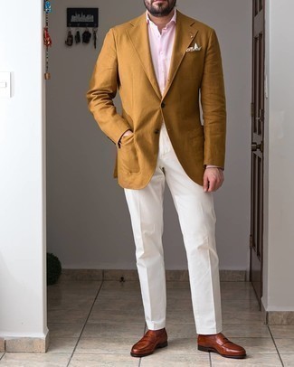 Wie rotbraunes Sakko mit brauner Leder Slipper zu kombinieren – 306 Herren Outfits: Kombinieren Sie ein rotbraunes Sakko mit einer weißen Anzughose für einen stilvollen, eleganten Look. Braune Leder Slipper sind eine perfekte Wahl, um dieses Outfit zu vervollständigen.