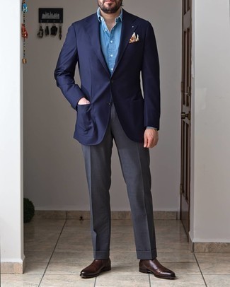 Wie Anzughose mit Chelsea Boots zu kombinieren – 444 Herren Outfits: Vereinigen Sie ein dunkelblaues Sakko mit einer Anzughose für eine klassischen und verfeinerte Silhouette. Fühlen Sie sich mutig? Ergänzen Sie Ihr Outfit mit Chelsea Boots.