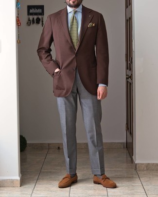 Olivgrüne bedruckte Krawatte kombinieren – 199 Herren Outfits: Erwägen Sie das Tragen von einem braunen Sakko und einer olivgrünen bedruckten Krawatte für einen stilvollen, eleganten Look. Braune Wildleder Slipper fügen sich nahtlos in einer Vielzahl von Outfits ein.
