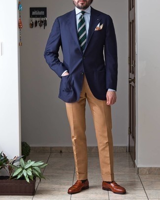 30 Jährige: Graues vertikal gestreiftes Businesshemd kombinieren – 96 Elegante Herren Outfits: Tragen Sie ein graues vertikal gestreiftes Businesshemd und eine beige Anzughose für einen stilvollen, eleganten Look. Rotbraune Leder Slipper sind eine ideale Wahl, um dieses Outfit zu vervollständigen.