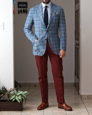 Dunkelbraune Slipper kombinieren – 500+ Frühling Herren Outfits: Paaren Sie ein hellblaues Wollsakko mit Schottenmuster mit einer dunkelroten Anzughose für einen stilvollen, eleganten Look. Dunkelbraune Slipper sind eine perfekte Wahl, um dieses Outfit zu vervollständigen. Schon haben wir ein cooles Outfit im Frühling.