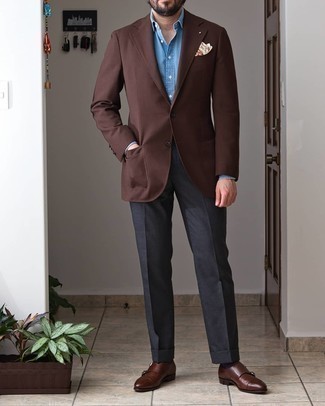 Wie braunes Sakko mit dunkelgrauer Anzughose zu kombinieren – 143 Sommer Herren Outfits: Kombinieren Sie ein braunes Sakko mit einer dunkelgrauen Anzughose für eine klassischen und verfeinerte Silhouette. Dieses Outfit passt hervorragend zusammen mit dunkelbraunen Doppelmonks aus Leder. Schon ergibt sich ein schöner Sommer-Look.