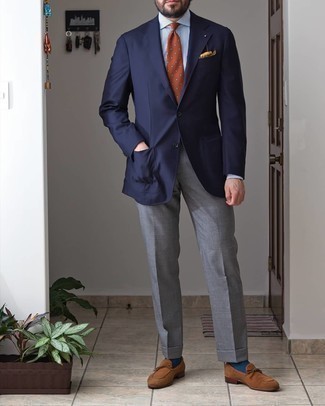 Orange gepunktete Krawatte kombinieren – 40 Herren Outfits: Vereinigen Sie ein dunkelblaues Sakko mit einer orange gepunkteten Krawatte für einen stilvollen, eleganten Look. Vervollständigen Sie Ihr Look mit braunen Wildleder Slippern.