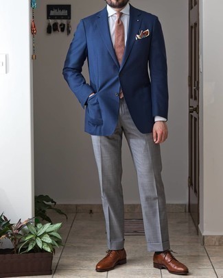 Dunkelblaues Sakko kombinieren – 500+ Herren Outfits: Paaren Sie ein dunkelblaues Sakko mit einer grauen Anzughose für einen stilvollen, eleganten Look. Wenn Sie nicht durch und durch formal auftreten möchten, komplettieren Sie Ihr Outfit mit braunen Leder Brogues.