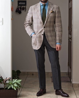 Sakko mit Schottenmuster kombinieren – 500+ Herren Outfits: Vereinigen Sie ein Sakko mit Schottenmuster mit einer dunkelgrauen Anzughose, um vor Klasse und Perfektion zu strotzen. Vervollständigen Sie Ihr Look mit dunkelroten Leder Derby Schuhen.