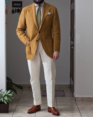 Olivgrüne bedruckte Krawatte kombinieren – 199 Herren Outfits: Vereinigen Sie ein gelbes Sakko mit einer olivgrünen bedruckten Krawatte, um vor Klasse und Perfektion zu strotzen. Braune Leder Slipper sind eine ideale Wahl, um dieses Outfit zu vervollständigen.