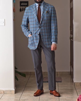 Hellblaues Sakko mit Schottenmuster kombinieren – 57 Herren Outfits: Vereinigen Sie ein hellblaues Sakko mit Schottenmuster mit einer dunkelgrauen Anzughose, um vor Klasse und Perfektion zu strotzen. Ergänzen Sie Ihr Look mit rotbraunen Leder Slippern.