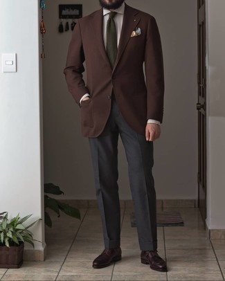 30 Jährige: Weißes und braunes Businesshemd kombinieren – 500+ Herren Outfits: Kombinieren Sie ein weißes und braunes Businesshemd mit einer dunkelgrauen Anzughose für einen stilvollen, eleganten Look. Wenn Sie nicht durch und durch formal auftreten möchten, wählen Sie dunkelroten Leder Derby Schuhe.