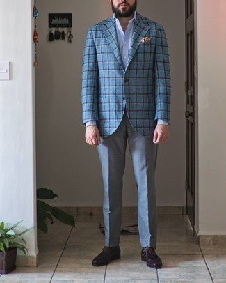 Hellblaues Sakko mit Schottenmuster kombinieren – 57 Herren Outfits: Kombinieren Sie ein hellblaues Sakko mit Schottenmuster mit einer grauen Anzughose für einen stilvollen, eleganten Look. Dunkelrote Leder Derby Schuhe sind eine ideale Wahl, um dieses Outfit zu vervollständigen.