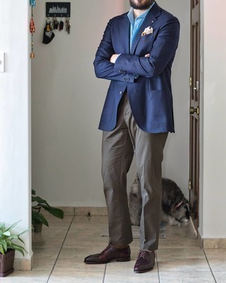 Dunkelblaues Sakko kombinieren – 500+ Herren Outfits: Vereinigen Sie ein dunkelblaues Sakko mit einer grauen Anzughose für einen stilvollen, eleganten Look. Dunkelrote Leder Derby Schuhe sind eine perfekte Wahl, um dieses Outfit zu vervollständigen.